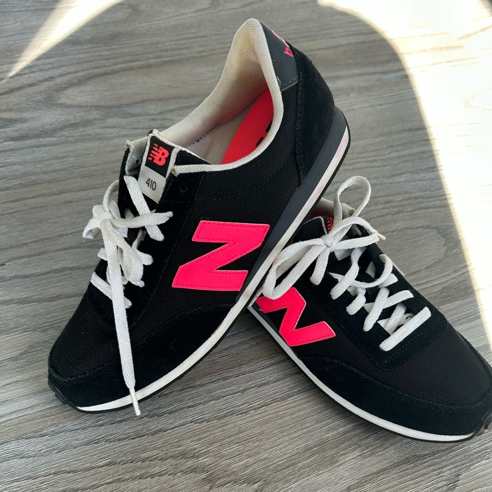 ✨New Balance Black Sneakers with Hot Pink 'N' Accent - Picture 2 of 11